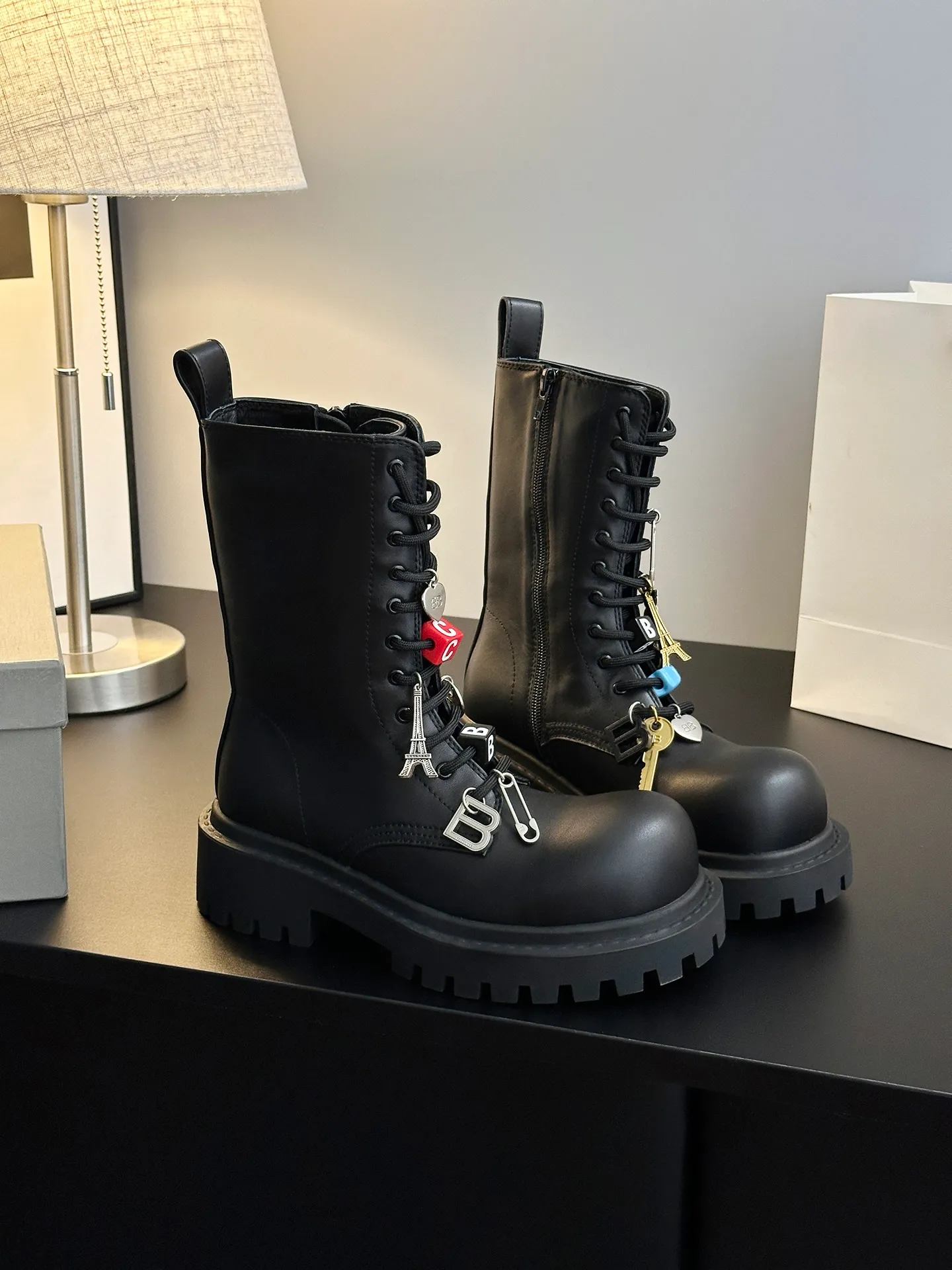 👟👟Ex-factory price 840👟👟 [𝗕𝗔𝗟𝗘𝗡𝗖𝗜𝗔𝗚𝗔Parisian Martin boots] Stomper Derby new big-toe derby shoes. This pair of shoes is simply a dark horse in this year's fashion circle. The exaggerated big-toe design makes people fall in love at first sight! 💖 👟 When I first saw it, I was attracted by the big B logo. It’s so recognizable! 🌟 Wear it, whether paired with skinny jeans or wide-leg pants, you can easily style it and look extremely fashionable! The double B decorative buckle is hand-inlaid with pure copper hardware 👟👟Shoe upper material: full-grain cowhide 👟👟Shoe lining material: water-dyed cowhide 👟👟Sole material: original rubber outsole 👟👟Shoe size selection: women's 35-40 (40 customized)